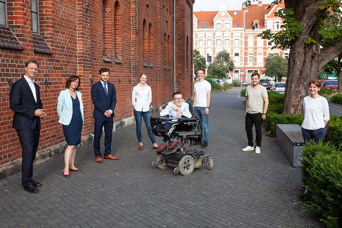 Moderator Christian Nordholtz, Studiendekanin Susanne Beck, Spitzenabsolvent 2020 Johann Remè, Sophia Charlotte Keller, David B. Erhardt, Jari Kohne, Jakob Richter, Kerstin Wagner