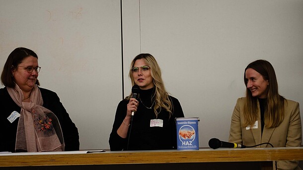 Von links nach Rechts sitzen an einem Tisch: Prof. Dr. Margrit Seckelmann, Dipl.Jur. Lina Marquard, LL.B. und Dipl.-Jur. Nelli Schlee.