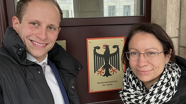 Ein Selfie von Prof. Dr. Beck und WissMit Maximilian Nussbaum vor dem Bundesjustizministerium