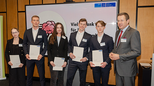 Gruppenbild des Teams "Leibniz Quizzt" und Prof. Dr. Stefan Helber, Akademischer Leiter des Kurt-Alten-Exzellenz-Programms