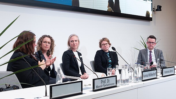 Prof. Dr. Seckelmann auf einer Podiumsdiskussion der IHK Hannover. Rechts neben ihr Karina Möllenhoff, Katarina Bartz und Innenministerin Daniela Behrens.